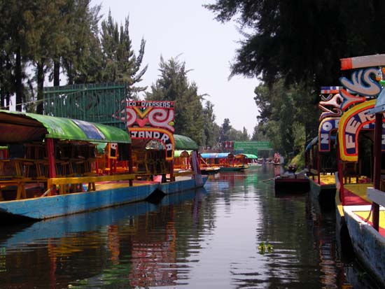 Boot mit Fluss in Xochimilco Mexiko